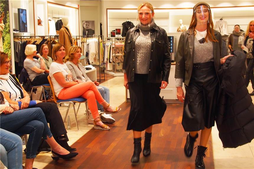 Mit Schutzmaske gingen die Models auf den Laufsteg.