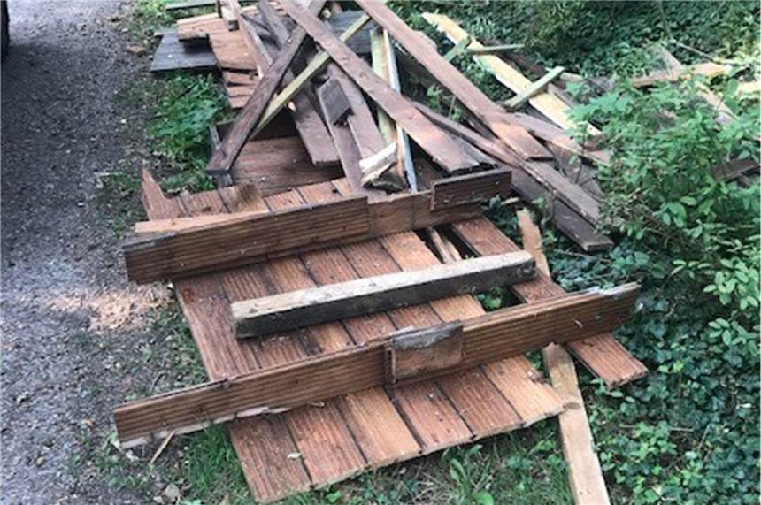 Behandeltes Holz am Wegesrand illegal entsorgt Mit Schutzmitteln behandeltes Holz hat jemand am Brauckweg in Hervest illegal entsorgt.