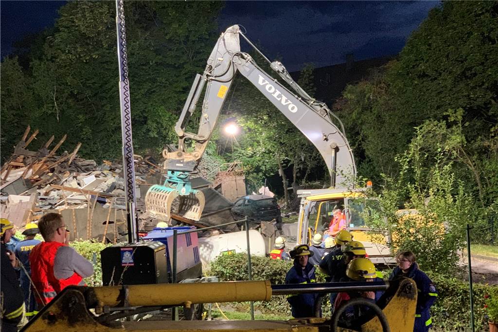 Haus-Explosion in Hemer: Zweites Opfer in Klinik gestorben Ein Bagger vor einem eingestürzten Haus.