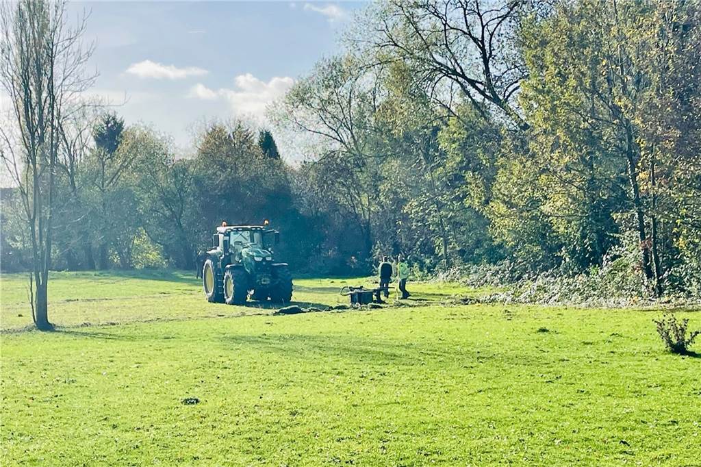 Mit schwerem Gerät ging es in die Büsche rund um die große Wiese.
