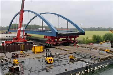 Mit schwerem Gerät ist die Brücke an die richtige Stelle im Kanal gesetzt worden.