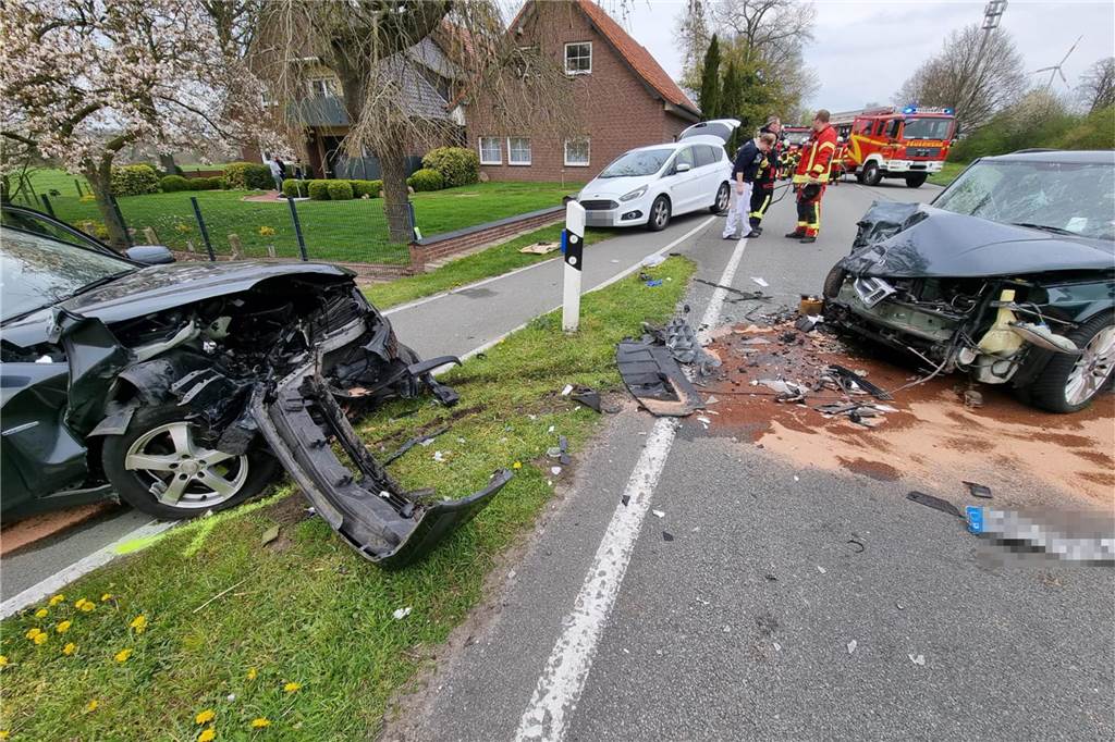 Mit schwerem Gerät musste eine Person befreit werden.