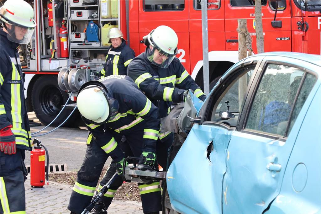 Löschzug Capelle begeistert mit Bobbycars, Oldtimerfahrzeug und Fontänen Mit schwerem Gerät nahmen die Einsatzkräfte einen Übungswagen auseinander.