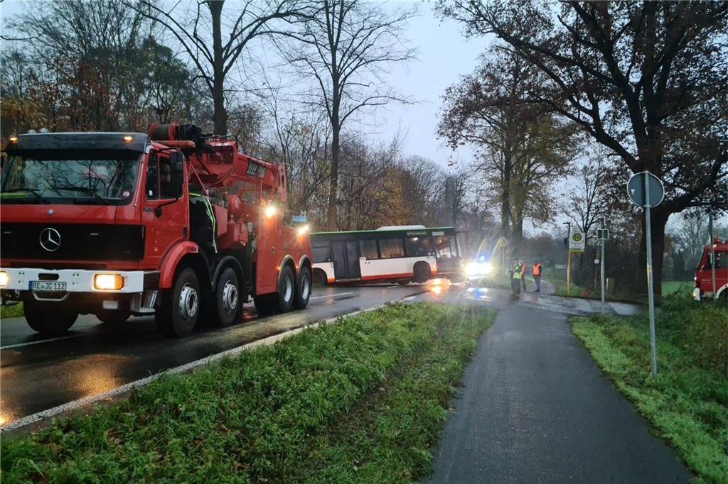 Bus rutscht beim Wendemanöver in Graben Abschleppwagen und Bus