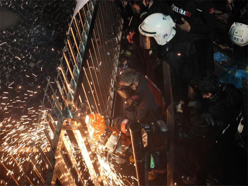 Türkei bringt oppositionelle Zeitung auf Regierungslinie Mit schwerem Gerät verschafft sich die Polizei zutritt zu dem Redaktionsgebäude von «Zaman» in Istanbul. Foto: Turgut Engin