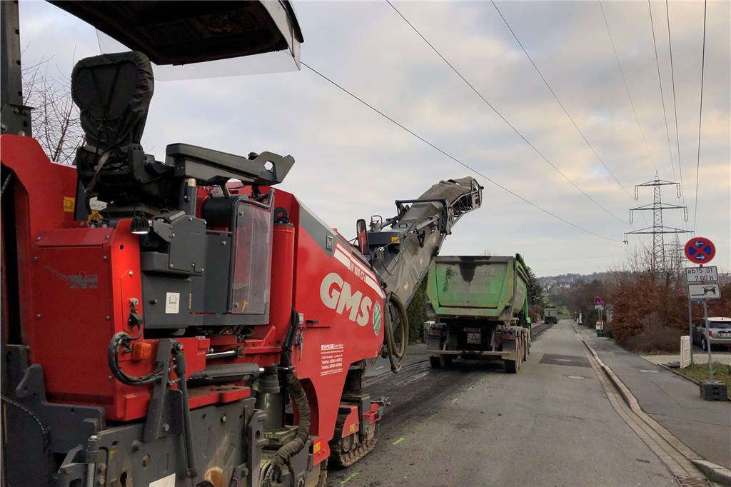 Hochspannungsleitungen in Benninghofen verschwinden bald im Boden Mit schwerem Gerät wird in dieser Woche die Straße wieder hergerichtet.