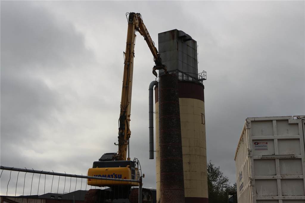 Mit schwerem Gerät wurde der Schornstein Meter für Meter abgetragen. Damit überragt nun noch der Spänebunker das Gelände an der Ramsdorfer Straße.