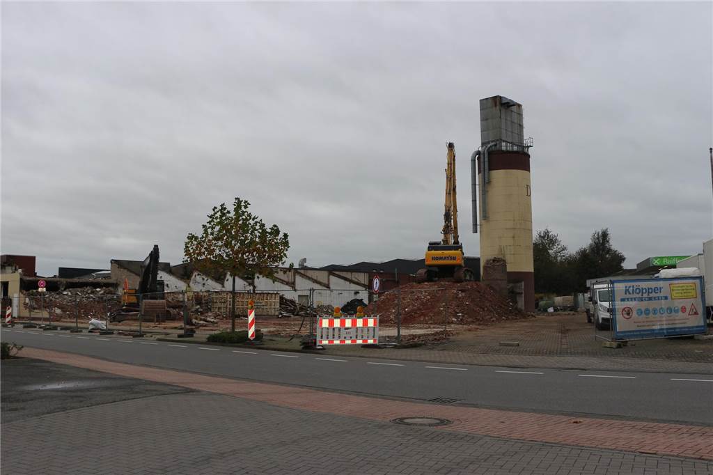 Mit schwerem Gerät wurde der Schornstein Meter für Meter abgetragen. Damit überragt nun noch der Spänebunker das Gelände an der Ramsdorfer Straße.