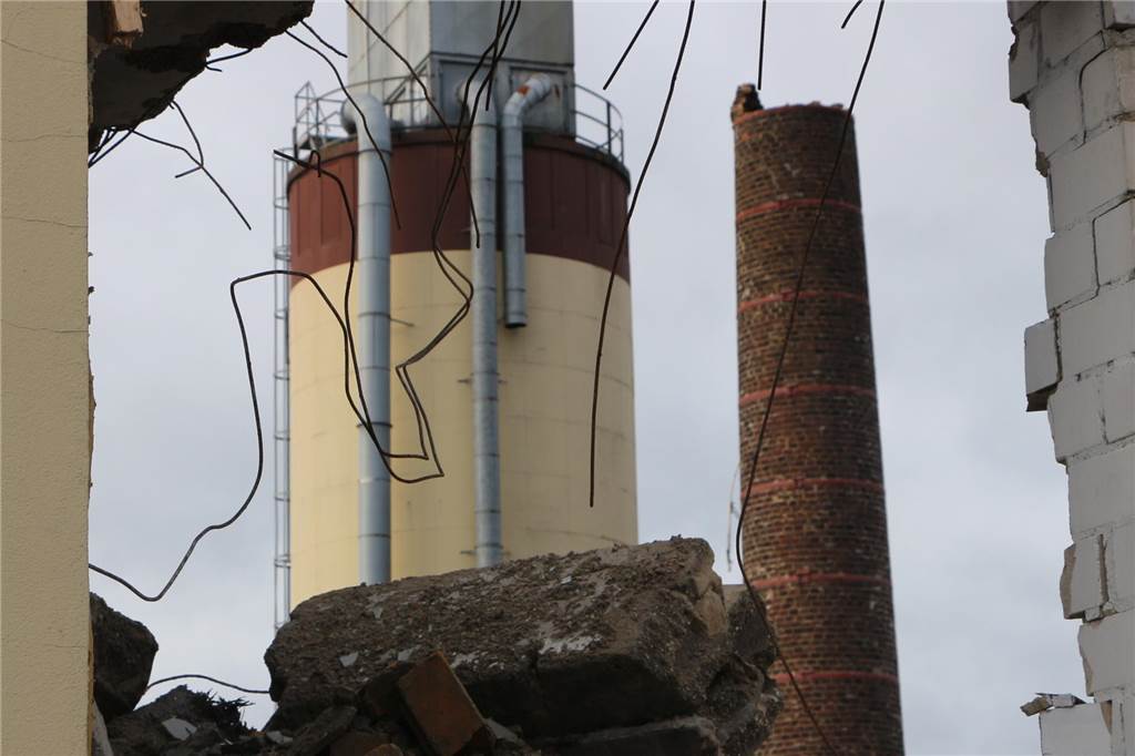 Mit schwerem Gerät wurde der Schornstein Meter für Meter abgetragen. Damit überragt nun noch der Spänebunker das Gelände an der Ramsdorfer Straße.