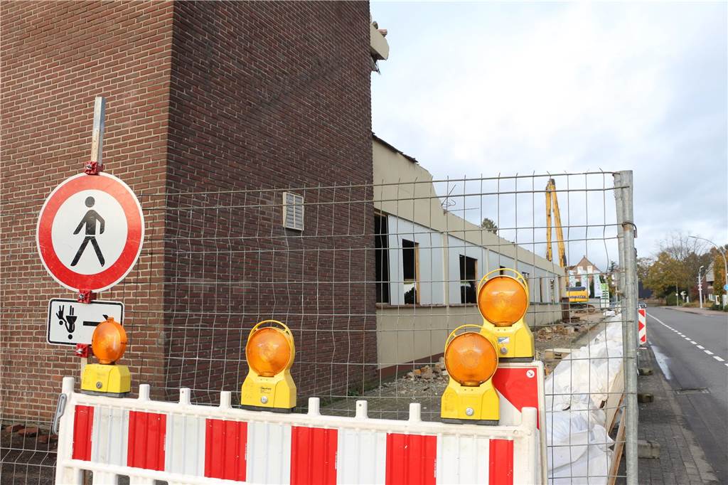 Mit schwerem Gerät wurde der Schornstein Meter für Meter abgetragen. Damit überragt nun noch der Spänebunker das Gelände an der Ramsdorfer Straße.