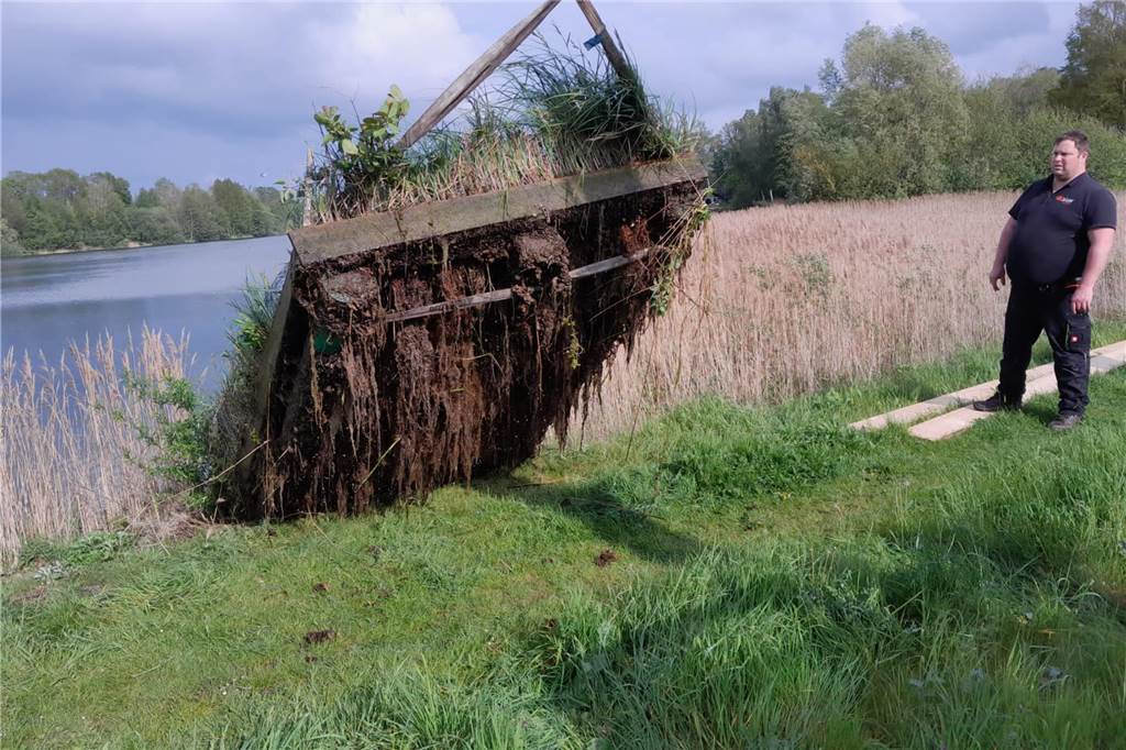 Mit schwerem Gerät und viel Einsatz: Heeker Angler im Spezialeinsatz Mit schwerem Gerät wurden die Insel aus dem See geholt und auf Vordermann gebracht.