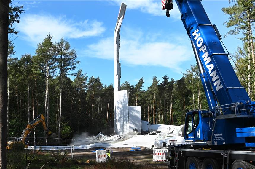 Windrad-Unglück in Haltern: Berichte, Fotos und Videos im Überblick Mit schweren Geräten wurde der Windrad-Turm einige Tage nach dem Einsturz abgetragen.
