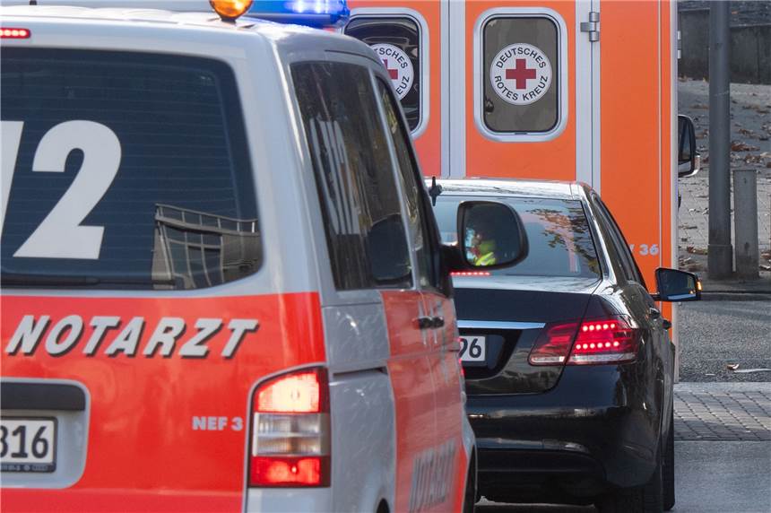 Polizei-Einsatz am Rahmer Wald: Mann (23) nach Messer-Attacke schwer verletzt Mit schweren Stichverletzungen wurde eine Person am Dienstagabend in die Klinik gebracht.
