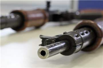 Mit schweren Waffen haben die Angeklagten insgesamt 15 Geldtransporter in NRW überfallen. Das Foto zeigt zwei Kalaschnikow-Sturmgewehre, die bei einem der Überfälle benutzt wurden.