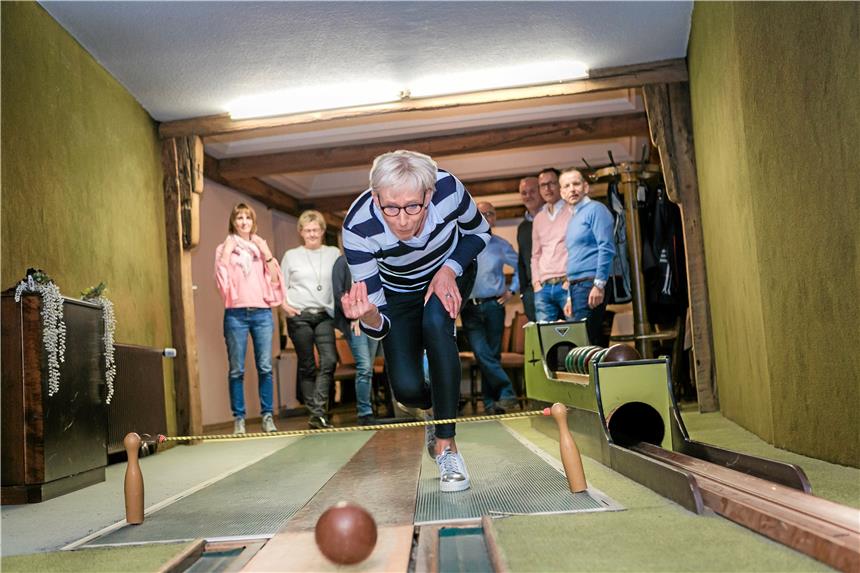 Der Spaßfaktor macht den Unterschied zum Stammtisch Mit Schwung in die Vollen: Ein Mitglied des Kegelklubs Rollsplit in Aktion.