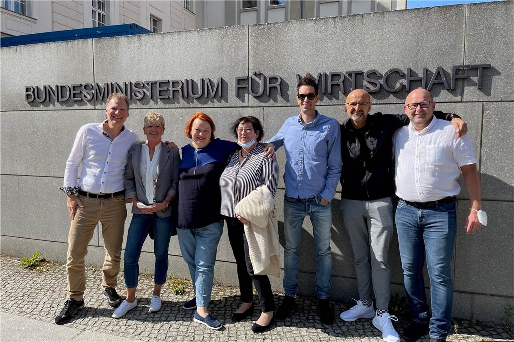 Dortmunder Reisebüro-Leiter: „Habe Arbeit ohne Ende, aber verdiene nix“ Mit sechs Kolleginnen und Kollegen aus dem bundesweiten Bündnis „Wir alle sind Touristik“ war der Dortmunder Reisebüroleiter Michael Draeger (2.v.r.) zu persönlichen Gesprächen im Bundeswirtschaftsministerium.