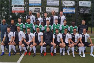 Mit sechs von sieben Neuzugängen (grünes Trikot) startet der VfB Lünen um Trainer Mark Bördeling (r.) in die Saisonvorbereitung.