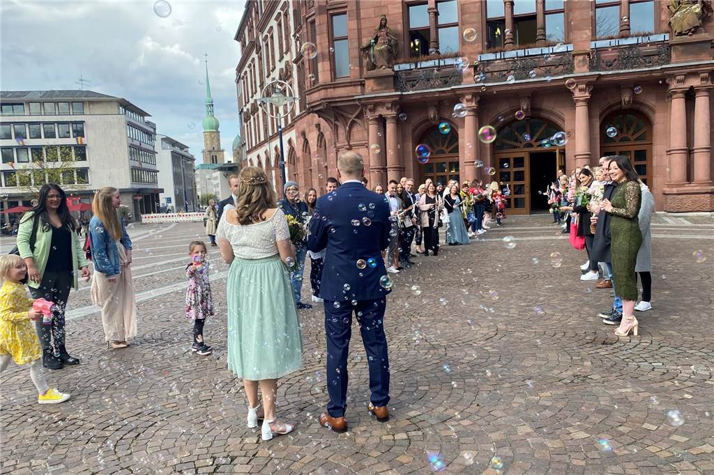 Sie spielt Handball, er baut Lego: Leonie und Benjamin haben geheiratet Mit Seifenblasen begrüßen die Gäste das frisch vermählte Paar.