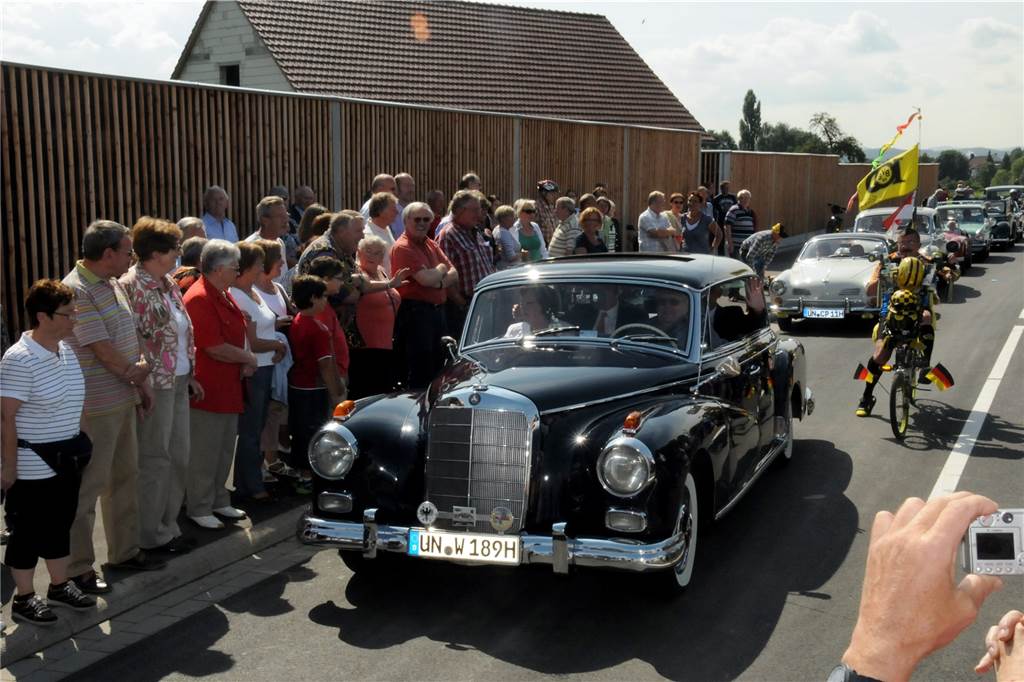 Ein Pionier als Kfz-Sachverständiger: Hans Wagener stirbt mit 78 Jahren Mit seinem „Adenauer"-Mercedes 300 führte Hans Wagener die Oldtimer-Parade an, als im August 2012 die Umgehungsstraße K20/Am Eckey auf der Schwerterheide eröffnet wurde. Auf der Rückbank saßen der damalige Landrat Michael Makiolla und der damalige Bürgermeister Heinrich Böckelühr.