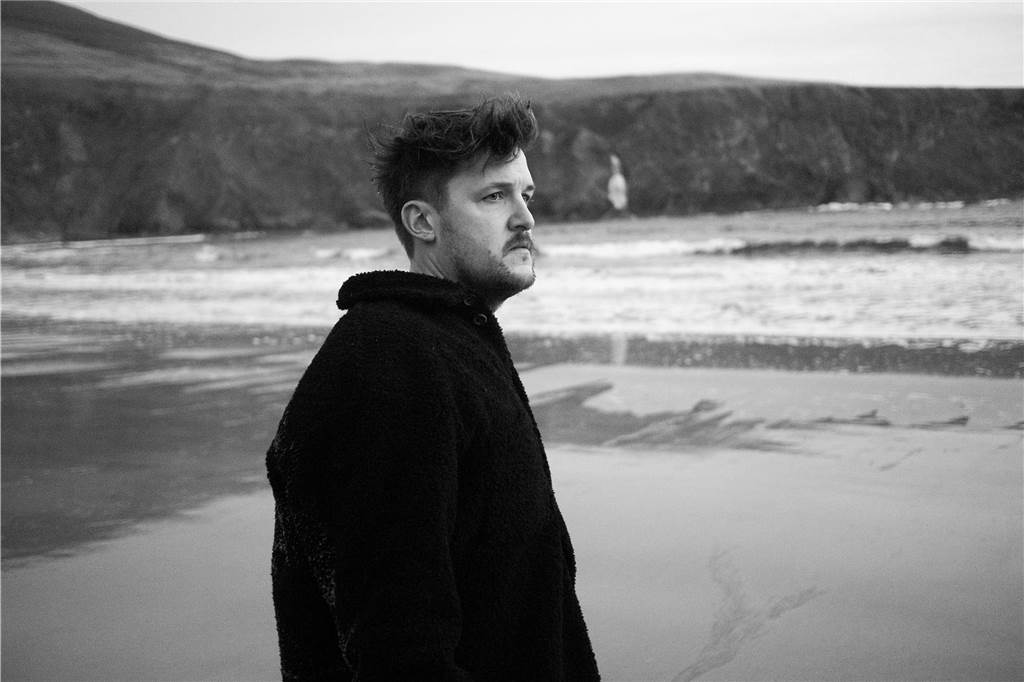 Symøn kehrt nach Haltern zurück: Auftritt in der Sunset Beach Bar Symøn steht am Meer in Irland.