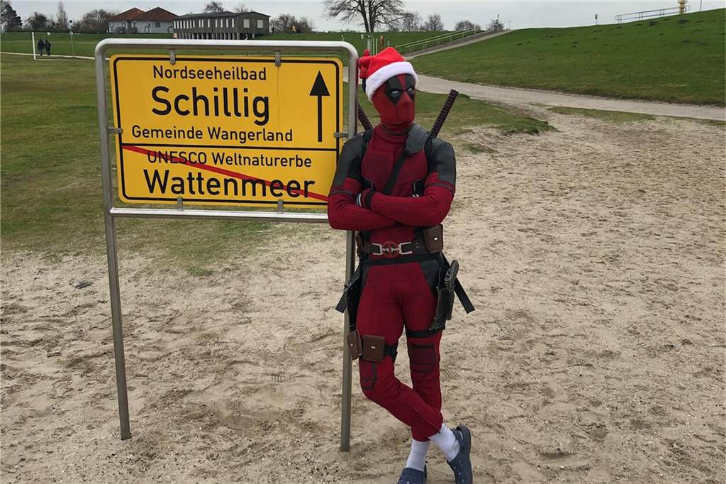 Hier kommt „Mr. TikTok“: BV Brambauer hat einen echten Social-Media-Star im Tor Mit seinem Deadpool-Kostüm ging es für Alexander Ruscher Ende 2020 bis an die Nordsee.