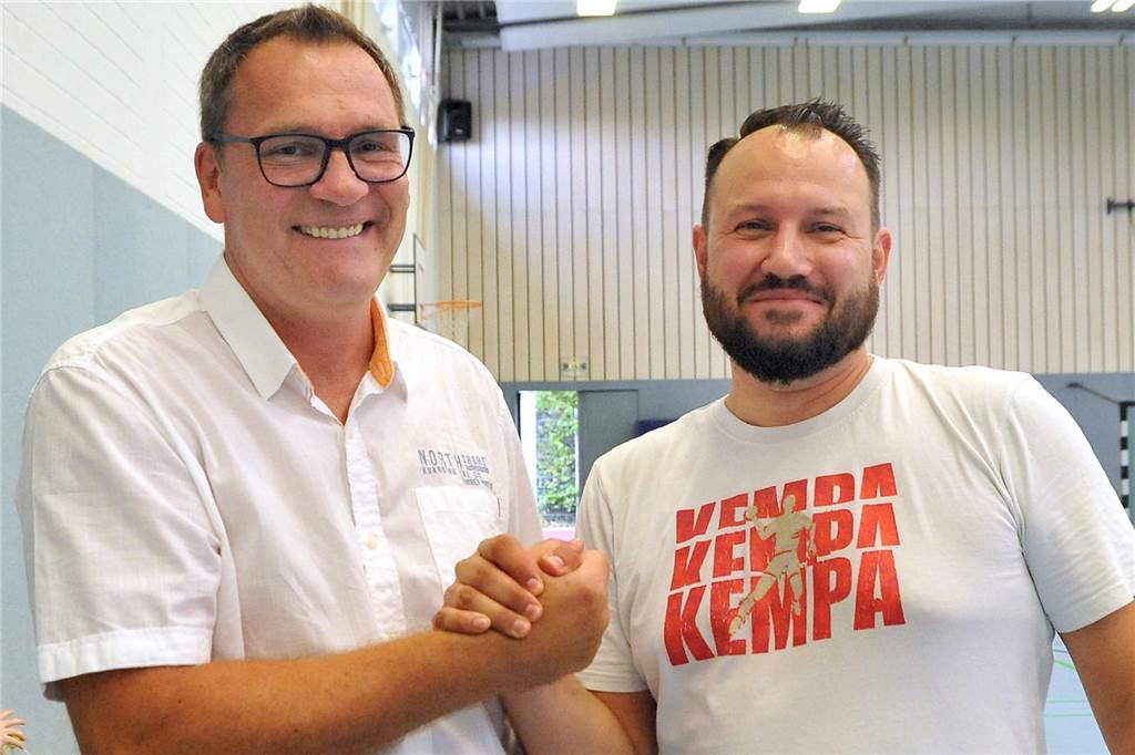 Stephan Pade wurde von einem ehemaligen Nationalspieler für den Handball entdeckt Mit seinem neuen Team aus Witten gastiert Stephan Pade (l.) stets zu Testspielen bei seinen Ex-Clubs, wie hier bei der HSG Rauxel-Schwerin mit Trainer Sebastian Clausen.