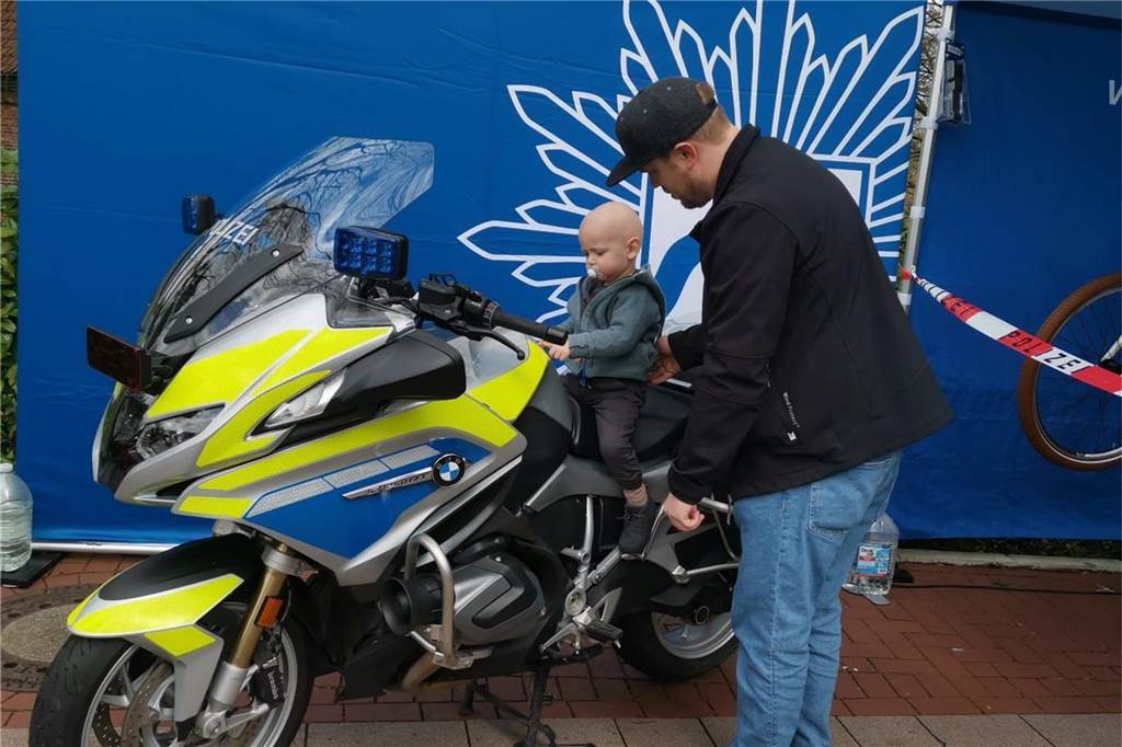 Theos Familie ist dankbar: Zweijähriger ist wieder fröhlich und aktiv Mit seinem Papa Daniel war Theo unterwegs und durfte auf einem Markt auf einem Polizei-Motorrad sitzen.