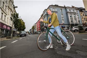Mit seinem Rad geht's für Felix ab durch's Saarlandstraßenviertel. Die Bedingungen für Fahrradfahrer sind allerdings problematisch.