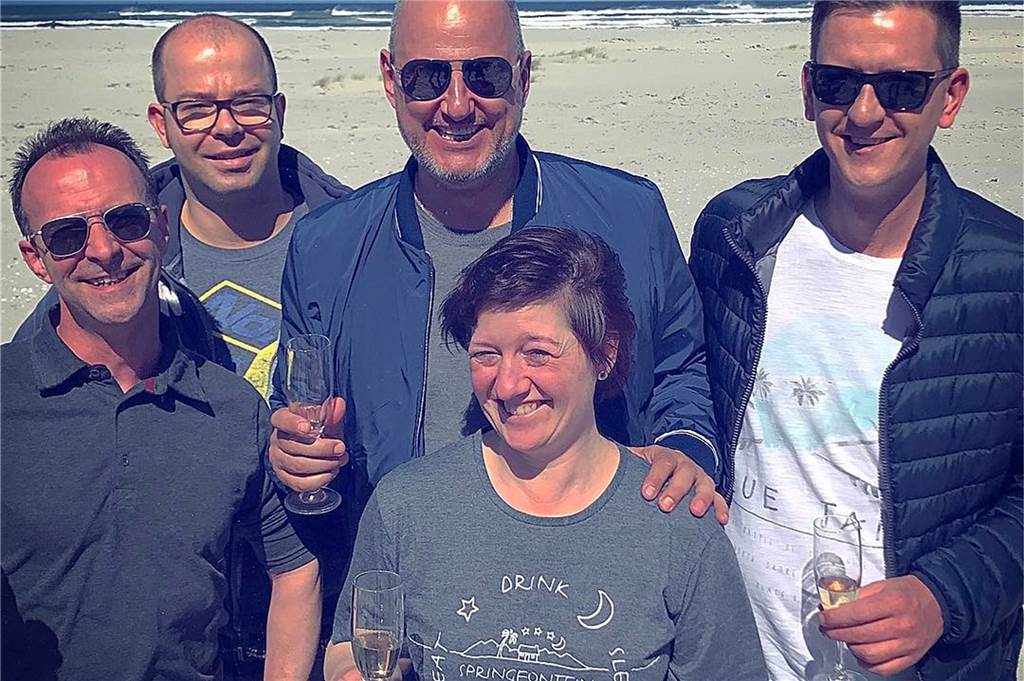 Frank Rosin: Glücklich mit einem Kaffee im Schlafanzug vor der Haustür Mit seinem Restaurant-Team verbindet den Sterne-Koch seit Jahren ein gutes Verhältnis.