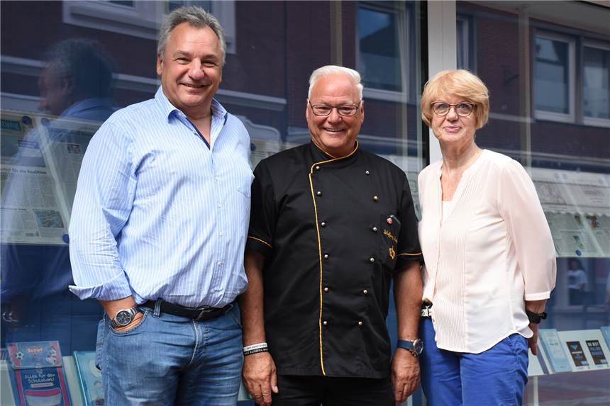 „Traumeis“-Wagen ist beim Halterner Heimatfest für den guten Zweck im Einsatz Mit seinem roten Eiswagen und reichlich „Traumeis“ ist „Wolli“ Krämer (M.), hier mit Barbara Knebel und Wolfgang Bothe von der Stiftung Lebenshilfe, beim Heimatfest für den guten Zweck im Einsatz.
