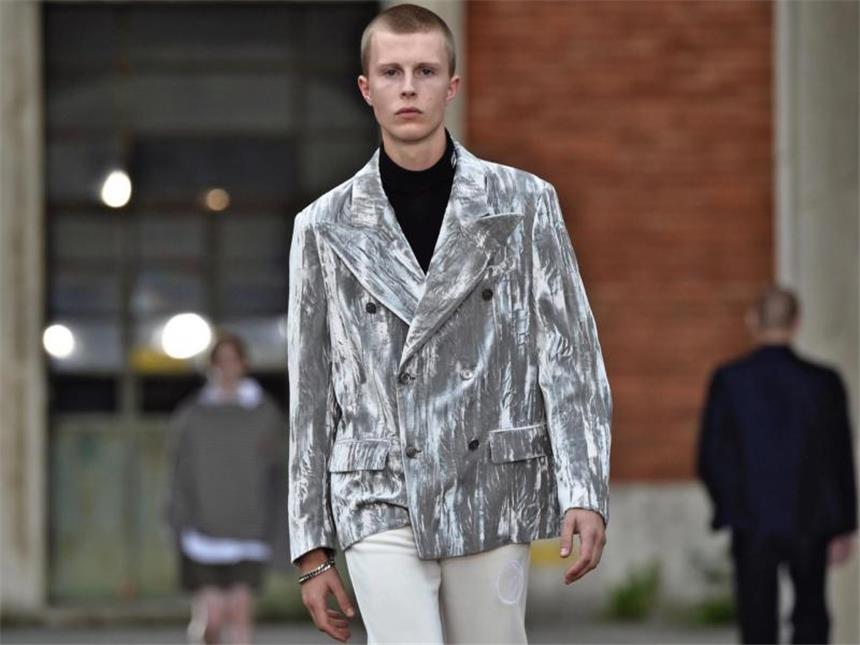 Rebellen der Straße: Virgil Abloh und Gosha Rubchinskiy Mit seinem russisch-athentischen Streetwear-Look erobert Gosha Rubchinskiy gerade die Modewelt. Foto: Maurizio Degl'innocenti/ANSA/dpa