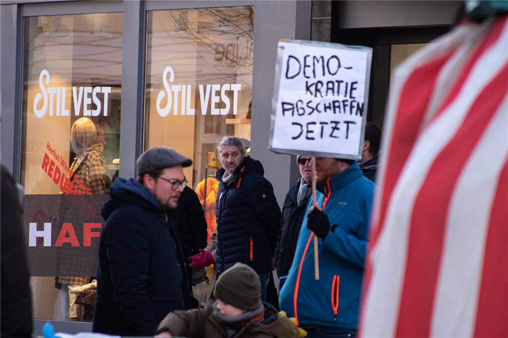 Auf der anderen Seite der AfD-Proteste: Selbstversuch von Nils Huxoll Mit seinem Schild hat sich Nils Huxoll in der Nähe des AfD-Standes aufgehalten.