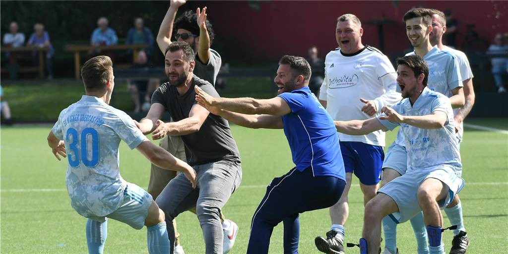 Über 50 Fotos: Wacker Obercastrop III erkämpft sich 5:4 gegen VfL Herne und bejubelt Aufstieg Mit seinem Tor zum 5:4 löste Adem Omerovic (l) Jubelstürme beim SV Wacker Obercastrop III aus.
