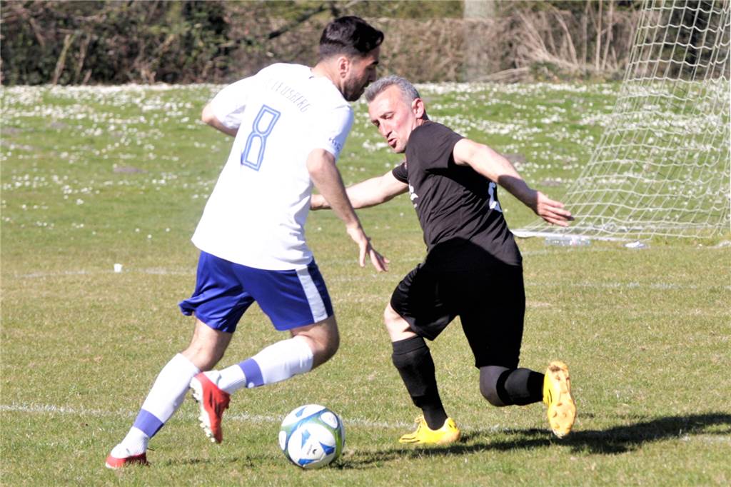Zukunft ungewiss: Meldet DTSG Herten sein Kreisliga-A-Team vom Spielbetrieb ab? Mit seinen 48 Jahren stoppt hier DTSG-Spielertrainer Ekrem Adas (r.) den Leusberger Angreifer Bilal Moho.