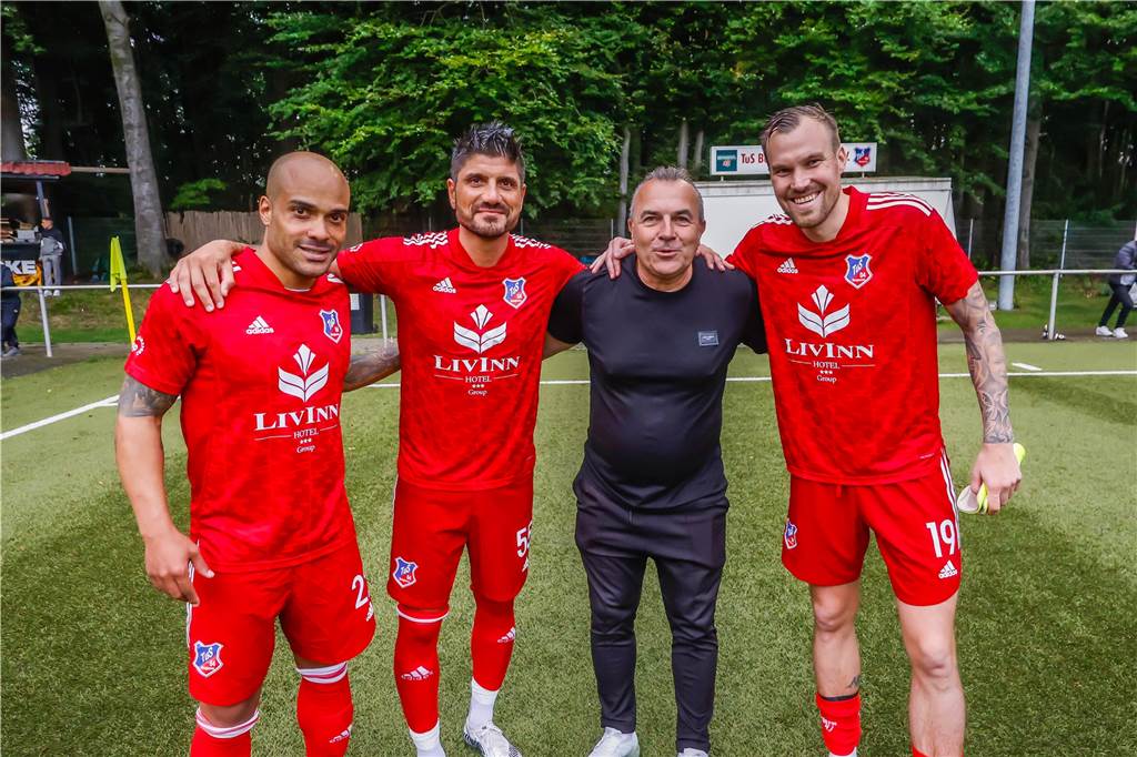 Baris Özbek zu seinem Bövinghausen-Abschied: „Was Kevin sich anhören muss, ist Wahnsinn“ Mit seinen prominenten Kollegen David Odonkor (l.) und Kevin Großkreutz (r.) hat Baris Özbek (2.v.l.) sich gut verstanden.