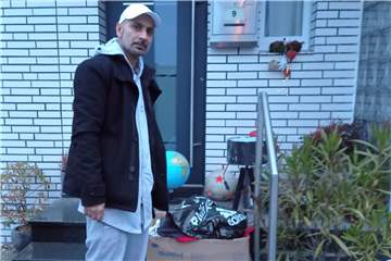 Mit seinen wenigen Habseligkeiten steht Rukhsar Ahmed vor dem Haus in Herten-Süd, in dem er eine Wohnung bekommen hat.