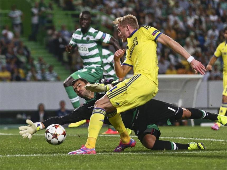 Schürrle verspricht nach Chelseas 1:0 in Lissabon Tore Mit seiner Chancenauswertung stellte Schürrle (vorn) seinen Trainer nicht zufrieden. Foto: Jose Sena Goulao