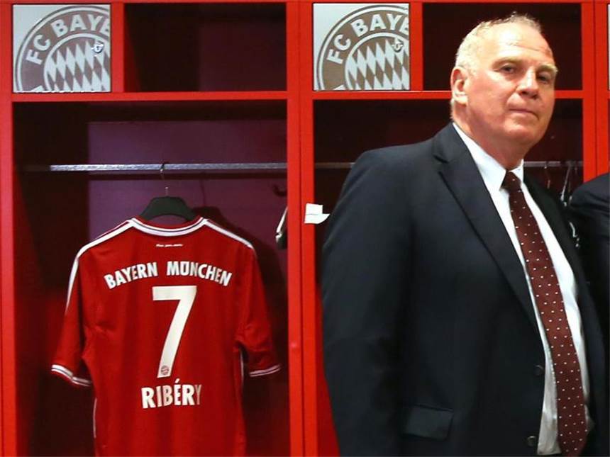 "Amtssprache" Deutsch: Nicht in jeder Kabine gelingt's Mit seiner Forderung in der Kabine deutsch zu sprechen stößt FCB-Präsident Uli Hoeneß auf breite Zustimmung. Foto: Alexander Hassenstein