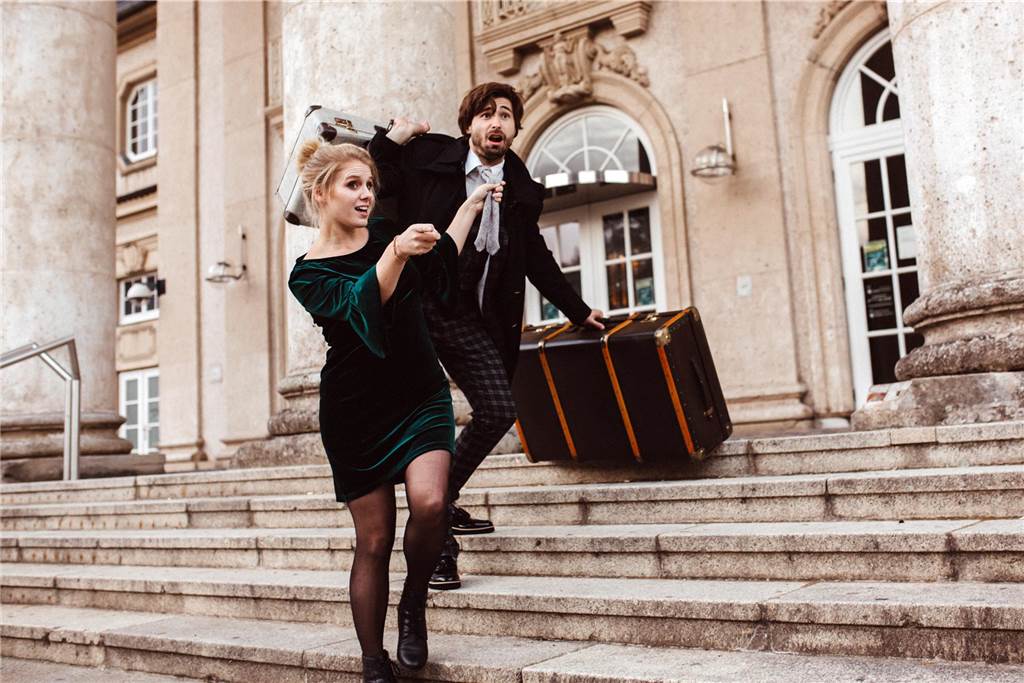 1648 - Florian Albers schreibt Musical über den 30-jährigen Krieg Mit seiner Frau Tamara Peters geht Florian Albers häufig auf Tournee, sie spielen unter anderem auf Kreuzfahrtschiffen.