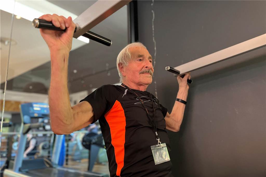 Ferdinand Walzl – 93 Jahre alt und dreimal die Woche im Sportforum Mit seiner Karte kann Ferdinand Walzl sich an den Geräten im Zirkel anmelden, die dann genau wissen, welches Gewicht er braucht. So muss er sich nichts merken. Das Gedächtnis sei das einzige, was so langsam ein bisschen abbaut.