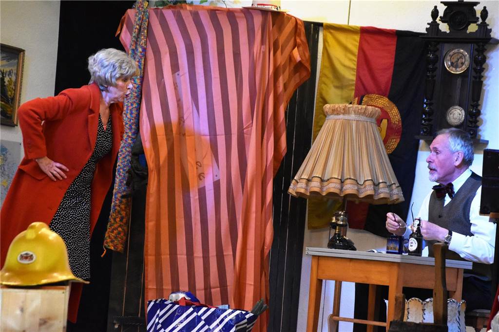 Mit seiner Liebe zum Trödel bringt Waldi (Horst Riehl) seine Frau Helene (Regina Guth) oft zur Verzweiflung.