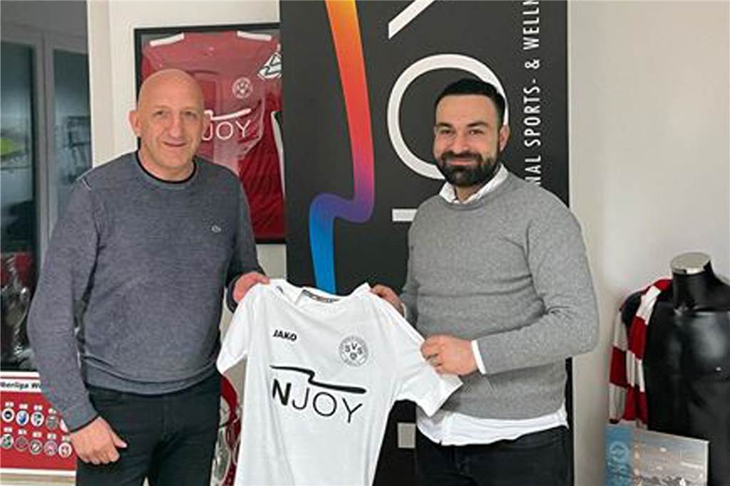 Deutscher Meister mit Schalkes U17 - der Dorstener Gregor Pogorzelczyk hatte großen Anteil daran Gregor Pogorzelczyk (Torwartschule Nummer 1, l.) und Cem Kara (Sportlicher Leiter SV Schermbeck, r.)