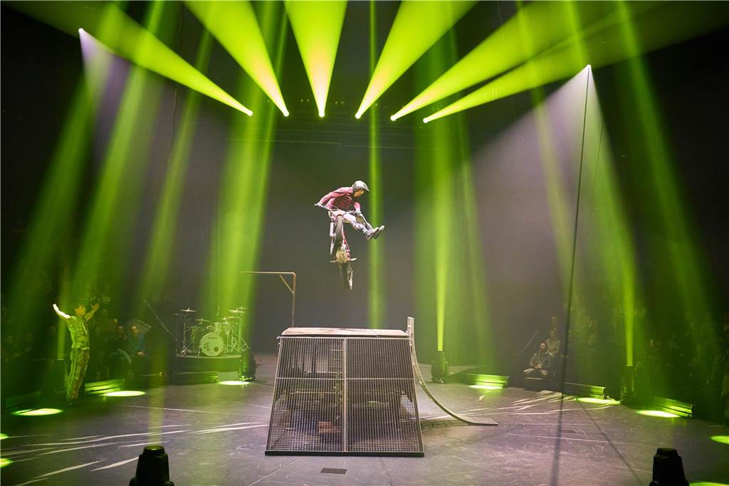 Mit seiner zwölften X-Mas-Show bringt Zirkus Flic Flac wieder spektakuläre Stunts nach Dortmund.