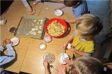 Mit selbst gebackenen Plätzchen erwirtschafteten die Schermbecker Kita-Kinder einen stattlichen Betrag, der nun an eine von Hochwasser getroffene Kita in Köln überwiesen werden konnte.