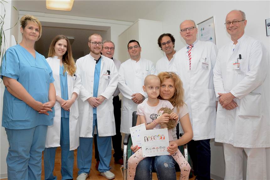 Nach ihrer Operation in der Klinik am Park hat krebskranke Eli wieder eine Zukunft Mit selbstgemalten Bildern bedankten sich die siebenjährige Eli und ihre Mutter beim Team der Klinik am Park (von links): Intensivschwester Maren, Dr. Katina Nicolova, Oberarzt Thilo Schwesinger, Verwaltungsleiter Frank Untenberger, Dr. Volkan Kösek, Dr. Bassam Redwan, Chefarzt Dr. Burkhard Thiel und Oberarzt Christian Begher.