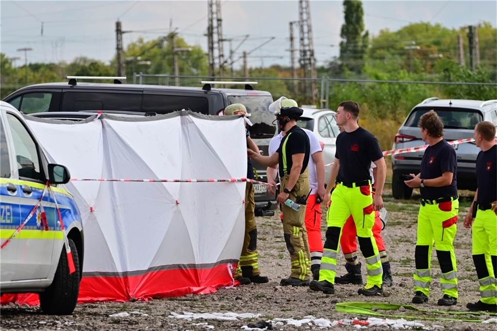 Flugzeug stürzt neben Zirkus Flic Flac in Duisburg ab: Tote kamen aus Dortmund und Bottrop Mit Sichtschutzwänden ist der Unfallort abgeschirmt, an dem ein Kleinflugzeug auf dem Parkplatz des Zirkus FlicFlac abgestürzt ist.