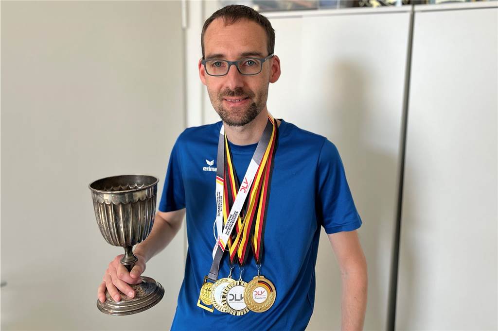 Mit Silberpokal und einigen seiner zahlreichen Medaillen: Leichtathlet Benjamin Fritzsch.