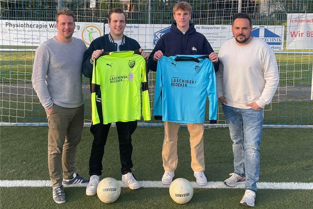 Zwei neue Torhüter für Blau-Weiß Alstedde Simon Schnipper (Mitte links) und Paul Henke (Mitte rechts) halten ein Trikot hoch.
