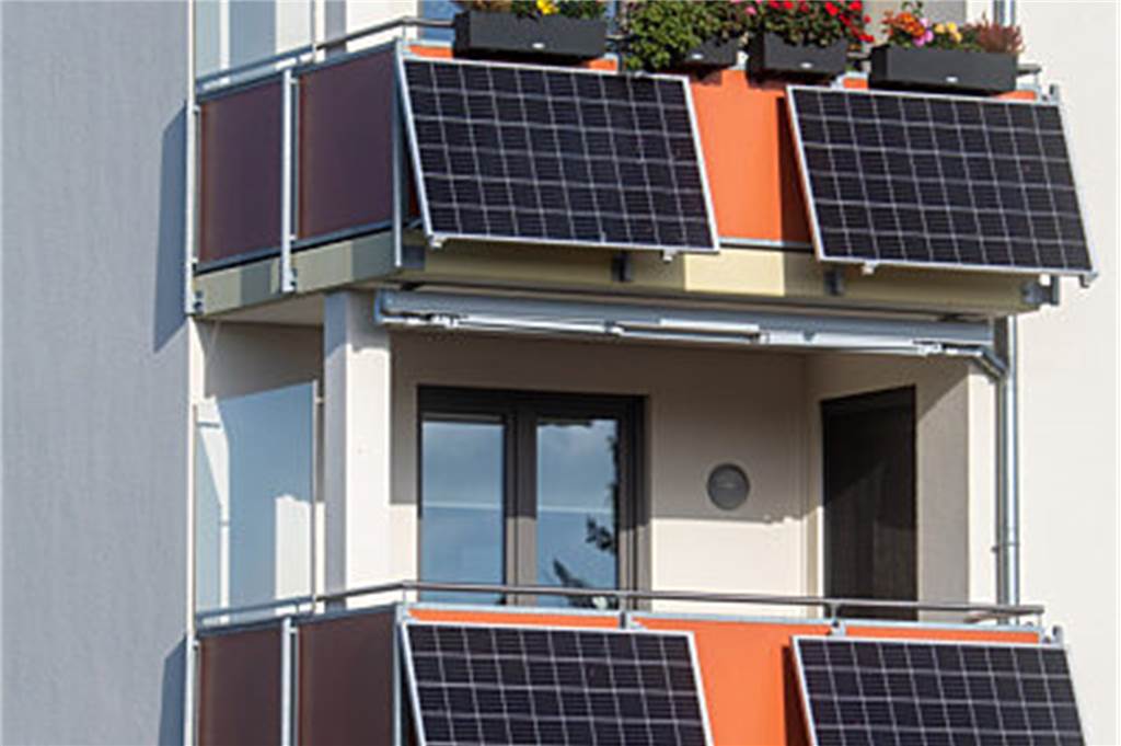 Energiespar-Tage beim Raiffeisenmarkt: Photovoltaik, Dämmung, Notstrom Solarmodule für sogenannte Balkonkraftwerke hängen an Balkonen.