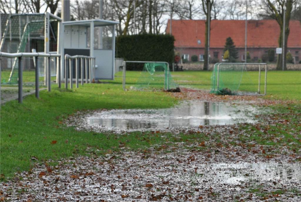 Neue LED-Flutlichtanlage: Gemeinde macht außerplanmäßig 30.000 Euro für RW Nienborg locker Mit solch großen Pfützen auf dem Spielfeld ist weder ein Trainings- noch ein Spielbetrieb möglich.